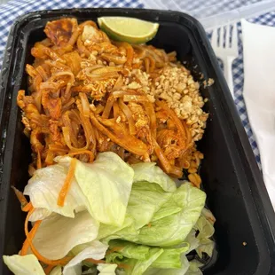 Pad Thai but no sauce for the salad at all