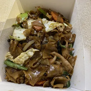 Drunken noodles with pork, no tomato. Good portion!
