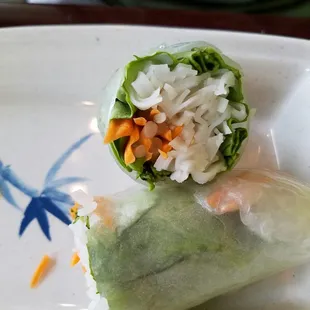 Fresh roll appetizer served with peanut sauce. Delish.