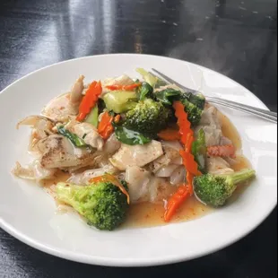 a plate of chicken and broccoli