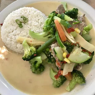 Delicious beef green curry