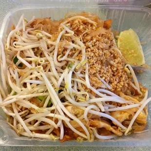 Pad thai with chicken, generous portions and delicious!