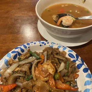 Pad kee mao, Tom yum koong