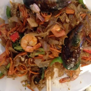 The best drunken noodles ever done with seafood: shrimp, squid, mussel, &amp; Krab. Why isn't this place packed out.