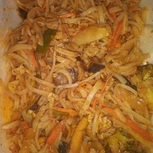 Spicy veggie pad thai