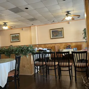 the dining room with a ceiling fan