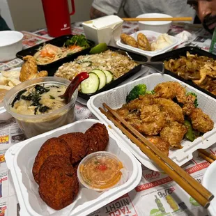 bbq chicken, fried chicken wings, chicken wings, fried chicken, chicken wings and fried chicken, poultry, food, bbq wings, chicken