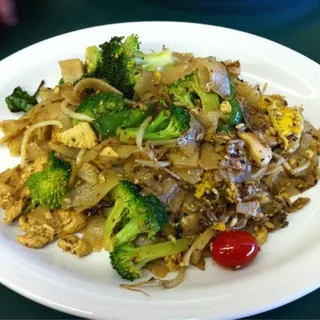 Paad Kee Mao (chili Noodles With Chicken)