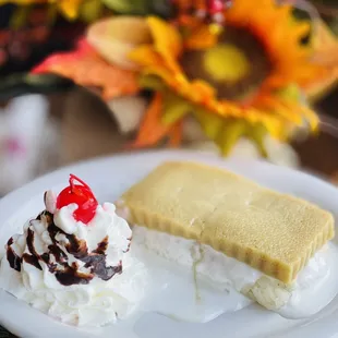 Sweet sticky rice with Thai custard