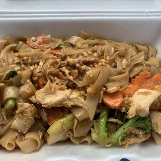 L26. Pad See Ew Lunch