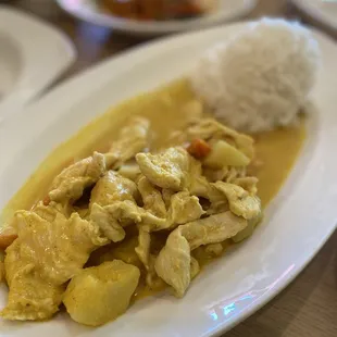Yellow chicken curry