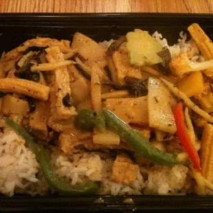 R6 - Vegetable Curry with fried tofu