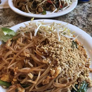 Pad Thai w chicken &amp; Drunken noodles