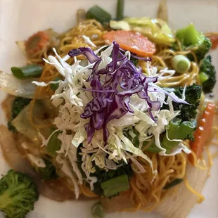Low mein noodles with veggies