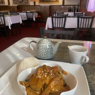 Pra ram beef lunch special (13.99), hot water