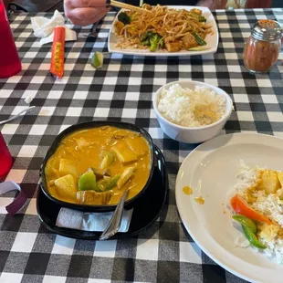 yellow curry and N1. Pad Thai