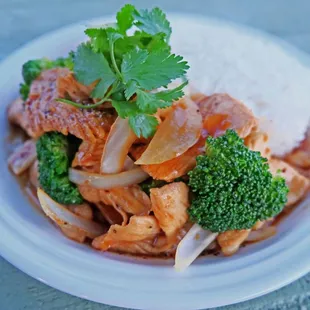 Chicken broccoli with onions,broccoli