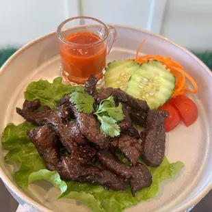 Nua Dadd Deaw
Fried sun-dried beef, spicy Sriracha sauce