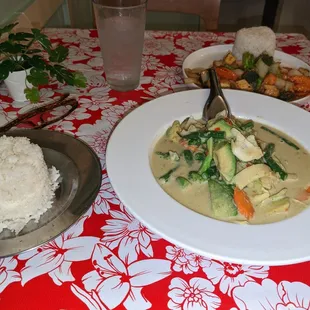 Green avocado curry w/veggies and cashew nut w/tofu