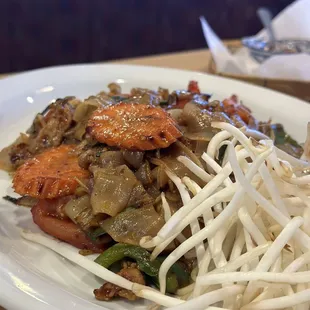 Spicy Basil Noodles w/Beef