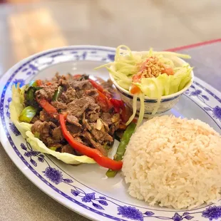 Basil stir-fried beef with green papaya salad