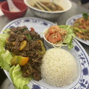 Stir fried beef with papaya salad