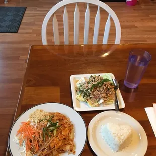 Larb and Phad Thai!!! Oh, and look at this adorable serving of rice.