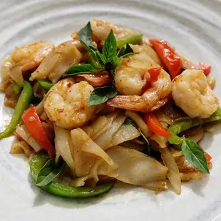 SPICY DRUNKEN NOODLE (Pad kee Mao) 
 Pan-fried flat noodle with basil leaves, onions, bell peppers and tomatoes.