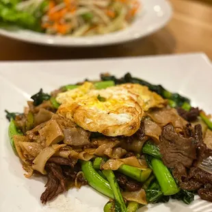 Beef Pad See Ew (IG: @foodfeasters)