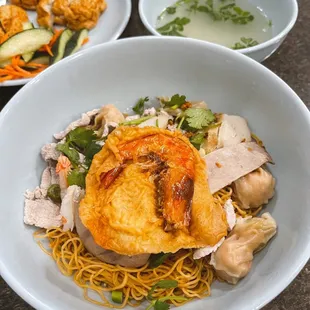 Wonton noodle with soup on the side