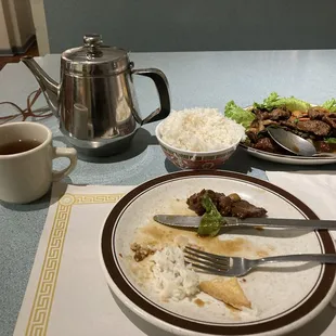 Basil leaves and steak, green tea and fried tofu