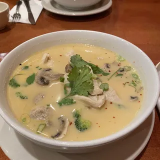 N8. Tom Kha Noodle Soup