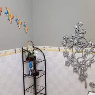 Clean pretty bathroom