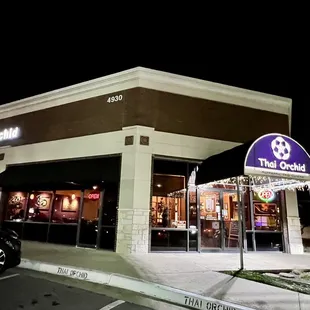 the outside of the restaurant