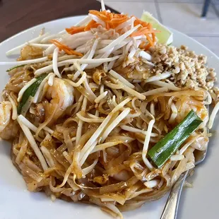 Shrimp pad Thai, tasted metallic and too much fish sauce plus dirty shrimp
