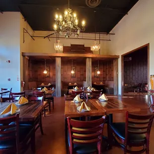 They can handle your large dinner party!