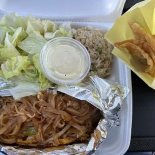 Pad Thai w/ chicken lunch special