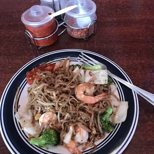 Yummy noodles (lunch portion) in gravy delicious sauce!! Sorry forgot the Thai name for this dish!