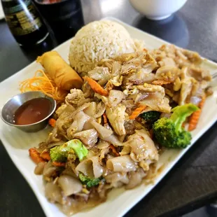Lunch combo chicken Pad See Eiw.