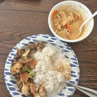 Ordered the food to go. Chicken curry and the pad see ew are 10/10.