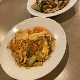Love the glass noodles (front) and my friend got the drunken noodles -- lunch specials