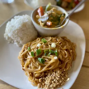 Lunch special: Pad Thai with chicken panang curry