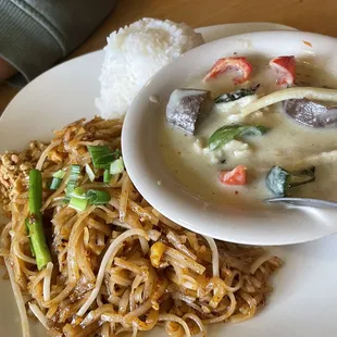 LUNCH SPECIAL - green curry w/ phad thai