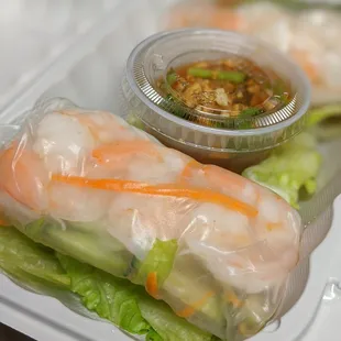 shrimp and lettuce rolls with dipping sauce