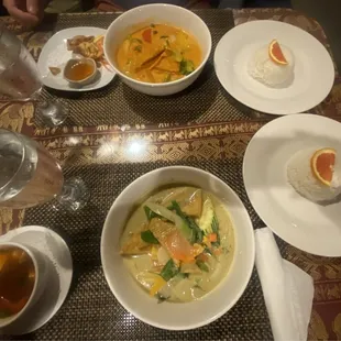 Tom yum tofu soup and green curry (with vegetables and tofu). Panang curry (with vegetables and tofu) and fried wontons.