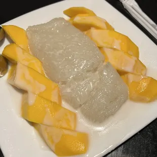 sliced mangoes and ice on a plate