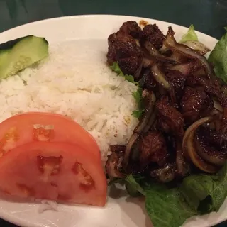 Beef Cubes With White Rice, Lettuce And Tomatoes