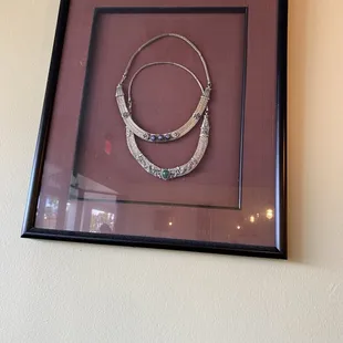 a picture of a necklace and bracelet