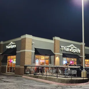the outside of a restaurant at night