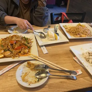 Drunken noodle , pad Thai , fried rice , sticky rice , fried calamari .